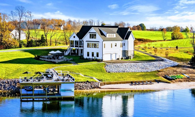 Mineral House | NEW 9BR Lakefront Lake Anna, Pool, Beach, Dock