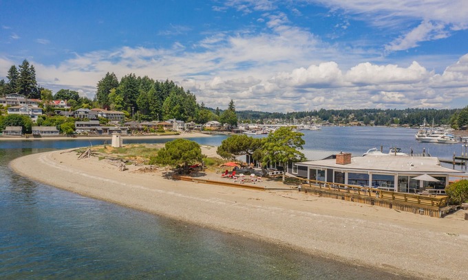 Gig Harbor House | Inviting Lighthouse Beach Waterfront Homes for Up to 14 Guests