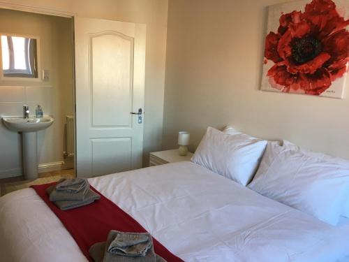 Andover House | Modern Comfort with Parking for Family-Friendly Stays