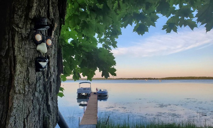 Cumberland Beach Cottage | Cozy Lakefront Cottage: Perfect Family Retreat Near Toronto