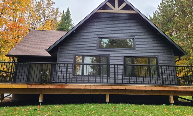Irondale Cottage | New and Very Private Lakefront Cottage 5-Br, 3-Ba