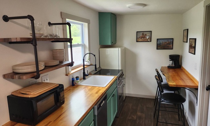 Martin City Cabin | Cozy Cottage Near West Glacier with Spa & Family Amenities