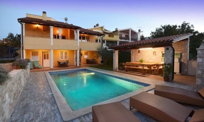 Stinjan Apartment | Inviting 4-Star Apartment for 4 with Pool & Breakfast