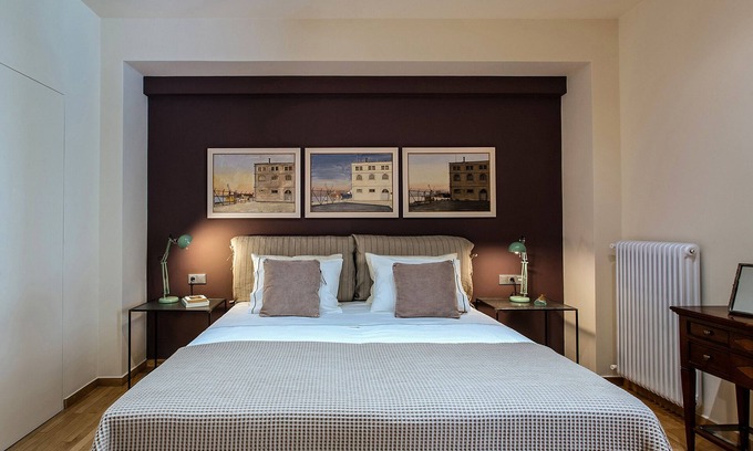 Athens City Centre Apartment | Modern Apartment in Central Athens with Spa & Hot Tub