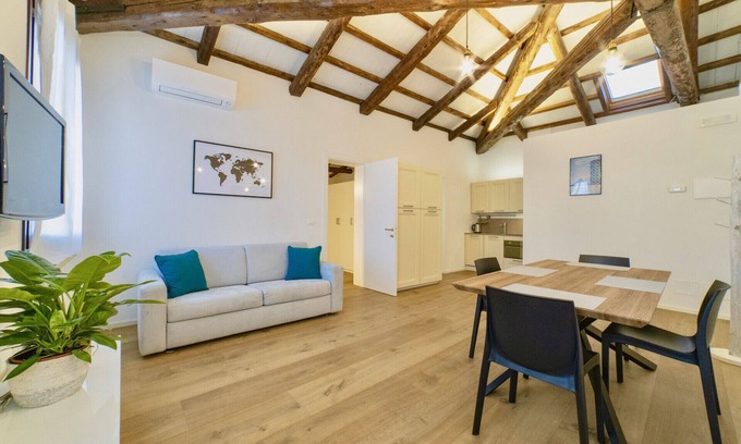 Longa Apartment | Modern Apartment on Murano Island with Breakfast Included