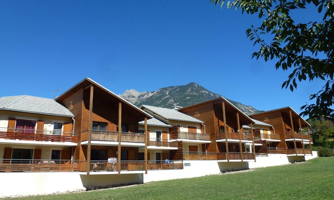 Guillestre Apartment | Scenic Apartment Near Ski Resorts with Lake View & Amenities