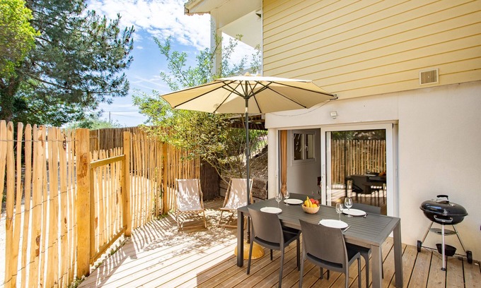 Le Canon Apartment | Modern Apartment with Terrace, Steps from the Beach