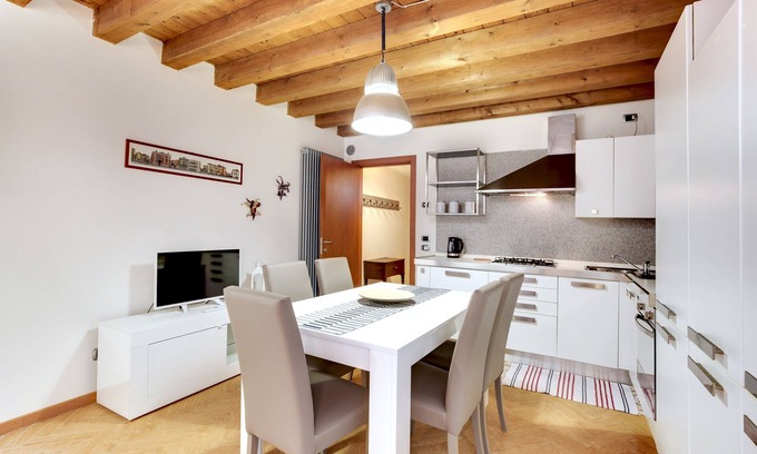 Cannaregio Apartment | Cozy Apartment with Wi-Fi, Air Conditioning & Breakfast