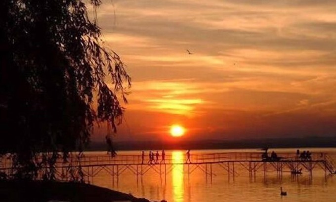 Siofok Aranypart Apartment | Modern Apartment Steps from Beach with Pool & Free WiFi