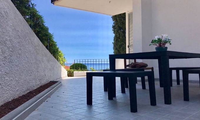 Alassio House | Seaside Getaway: Apartment with Gulf View Terrace