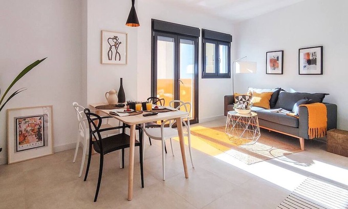 El Molinillo Apartment | Modern Apartment in Málaga with Spa and Family Amenities