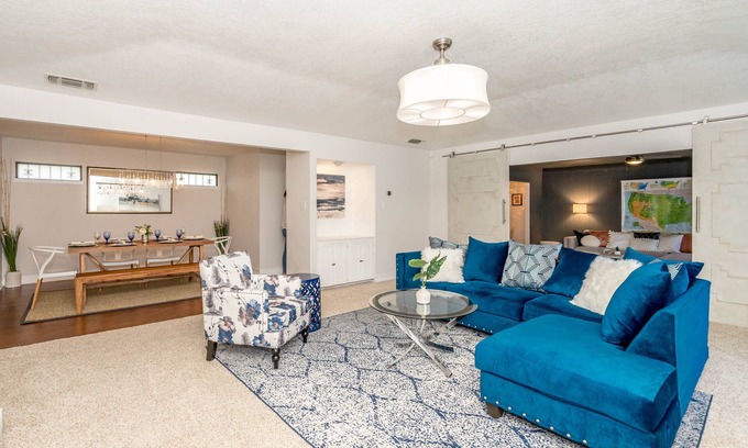 Royal Ridge House | Guest Rated 10/10: Archie's Place with Hot Tub & Kitchen