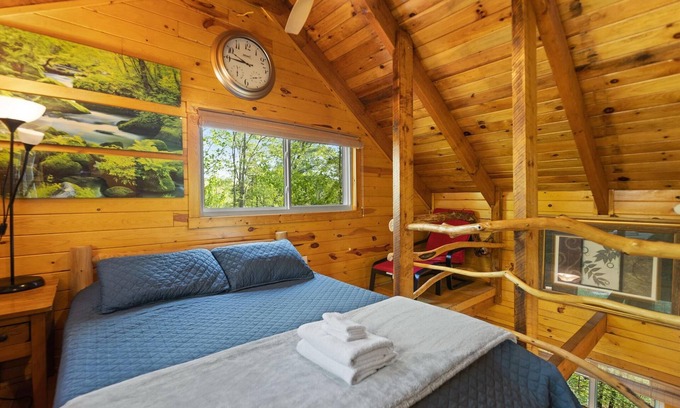 Campton Cabin | Artisan-Style Secluded 2-BR Retreat with Sauna & Hot Tub