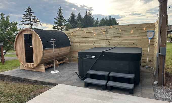 Davis House | New Barrel Sauna HotTub 5Kings Arcades AirHockey