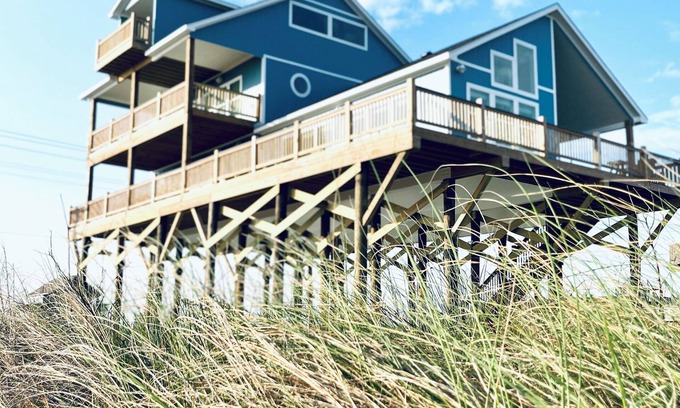 Gilchrist House | Seaside Sanctuary: Beachfront Retreat with Family-Friendly Amenities