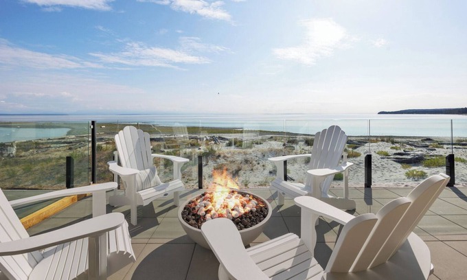 Black Creek Condo | NEW Beachfront Luxury Suite on Saratoga Beach