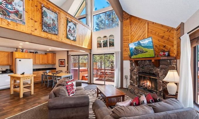 Upper Moonridge Cottage | New Bear Canyon: Cozy 3 BR Retreat with Scenic Views