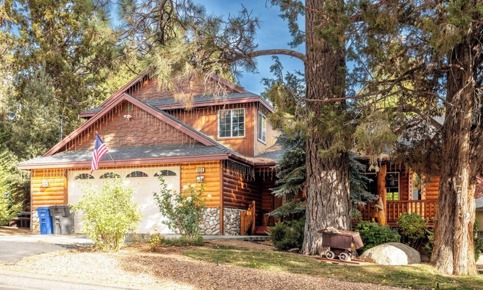 Whispering Forest Cabin | New! Bearadise ~ Hunting Cabin with Game Room