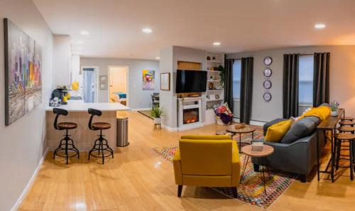 Bayonne Apartment | Stylish Condo in Bayonne: Pet-Friendly & Near NYC
