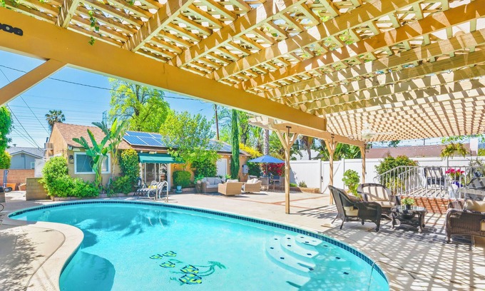 Northridge House | New Beautiful Modern 3 bedroom /Heated Pool with Full Amenities