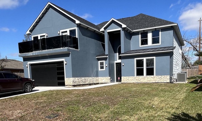 Foster Place House | Immaculate Single Family Home with Pet-Friendly Amenities