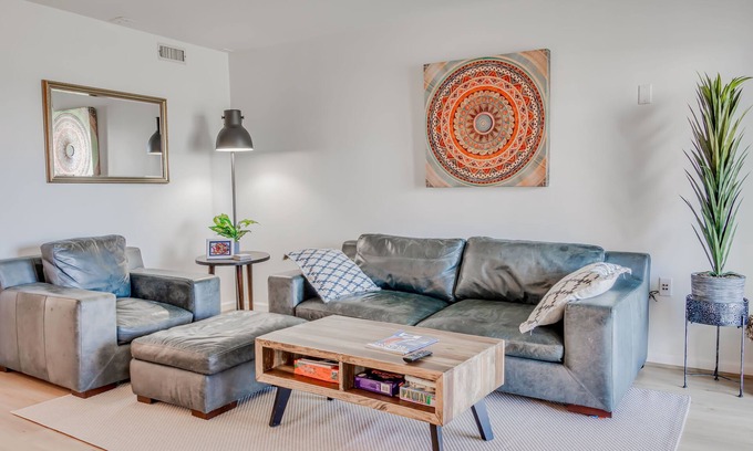 Ocean View Apartment | Ocean View New Bethany Condo with Breakfast and Kitchen