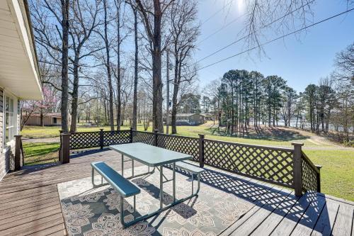 New Blaine House | Explore New Blaine Getaway - Steps from Lake Dardanelle!