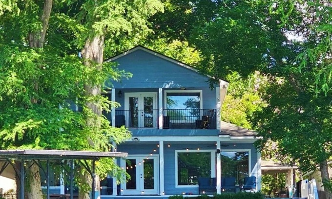 New Braunfels House | New Braunfels Lakefront Escape with Private Dock & Fun
