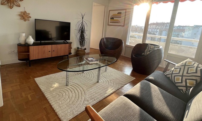 Annecy House | Cozy Central T4 Vintage Cocoon with Pool and Spa Access