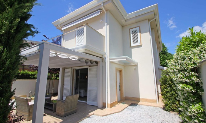 Cinquale House | Modern Villa for 4 Near Sea with Ocean View & A/C