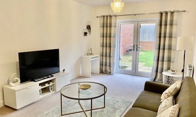 Milton Keynes House | Inviting 4-Bed Home with Family-Friendly Amenities