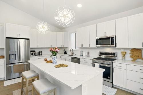 Sand Lake House | New build-beautiful lake view-5beds 12 sleeping