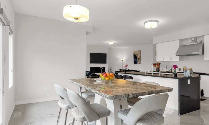 Severn House | Beautiful 5BR Retreat with Oceanfront Views in Severn