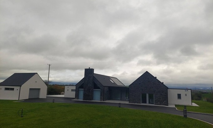 Dromore House | Modern Home Near Golf Courses with Family-Friendly Amenities