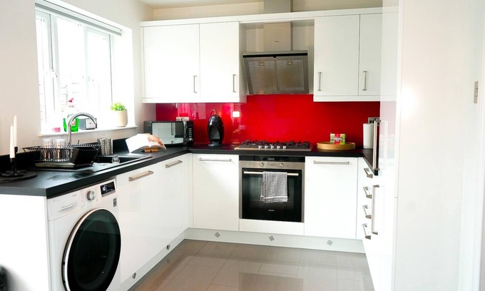 Dickens Heath House | Discover New Build Dickins Heath with Family-Friendly Amenities