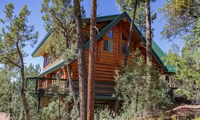 Pine Cabin | Modern Log Cabin Retreat: Family-Friendly & Fresh Design