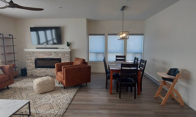 Big White Ski Resort Condo | Modern Mountain Retreat Near Happy Valley with Spa & Hot Tub