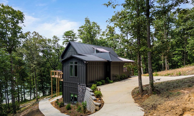 Arley House | Tranquil Cove Retreat with Scenic Lake Views & Pool