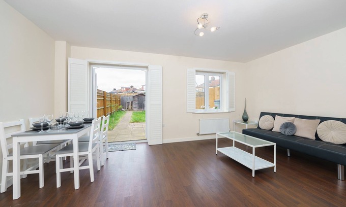 Havering House | Contemporary Home with Private Parking & Inviting Garden