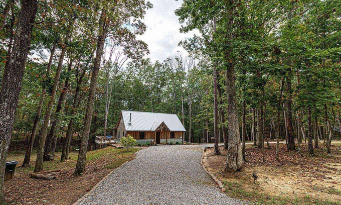 Rising Fawn Cabin | New cabin on 1 acre - large deck & firepit area - 2 bikes provided - hiking - screened in porch