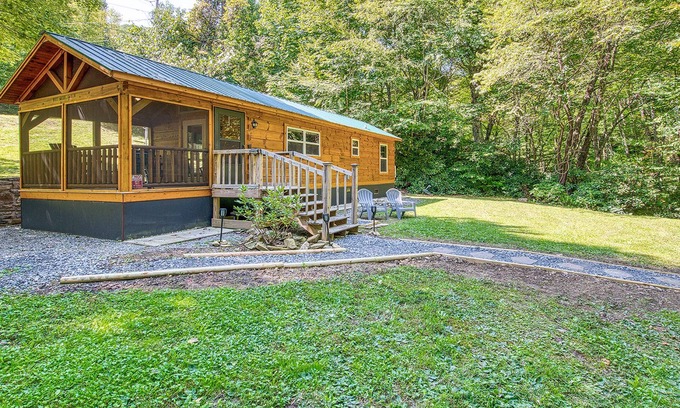 Maggie Valley Cabin | Tranquil Cabin by the Creek with Firepit & Hot Tub