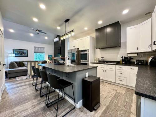 Somers Apartment | Cozy Cabin with Hot Tub Near Somers Bay Hideaway