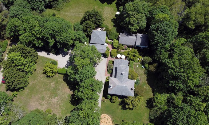 West Brewster House | NEW! Captain Estate-Main House.Carriage House.Barn/Game Room.Spacious Grounds.