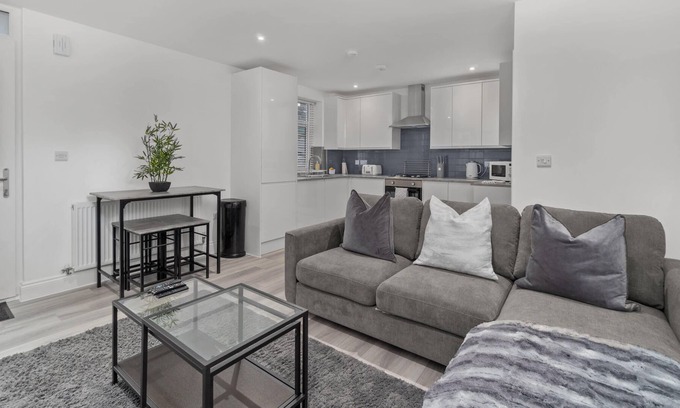 Plymouth Apartment | Modern Central Plymouth Apartment with Free Parking & Pet-Friendly