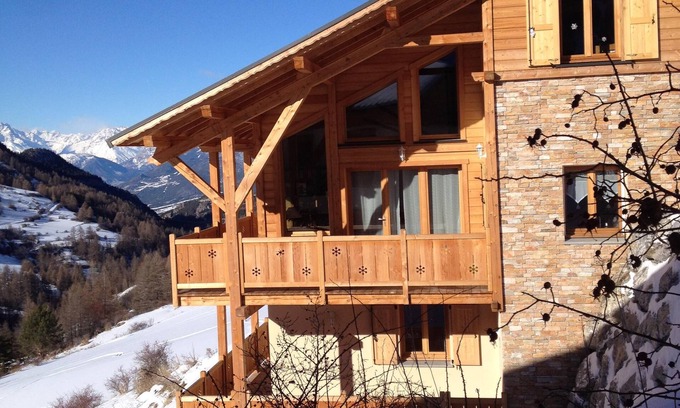 Vars Ski Chalet | Cozy Chalet Near Slopes | 9.8 Rated, Pet-Friendly & Spa