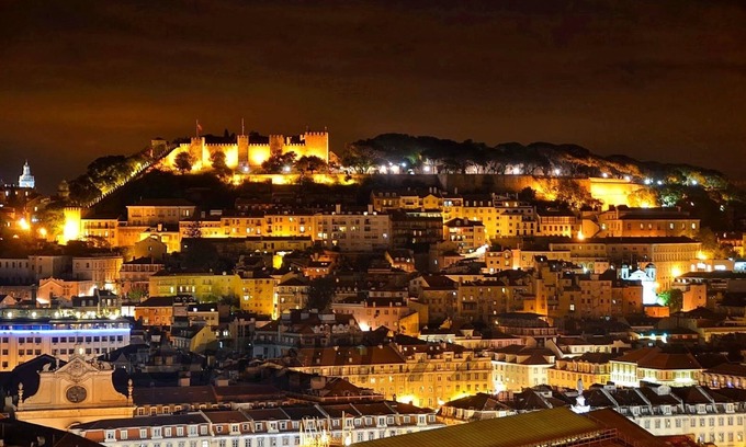 Bairro Alto House | Irresistible Getaway with Spa and Kitchen Amenities