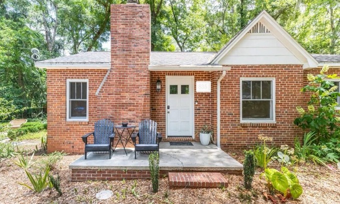 Gainesville House | NEW! Charming 2-Bedroom House - 0.8 Mile Walk to Stadium and Midtown! n