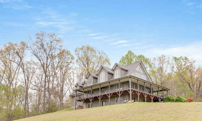 Waynesville House | New- Charming 2-bedroom home with amazing views, minutes to downtown Waynesville