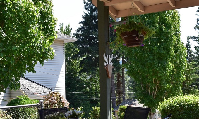 Kenmore Cottage | Exclusive Lakeview Cottage Retreat in Downtown Kenmore