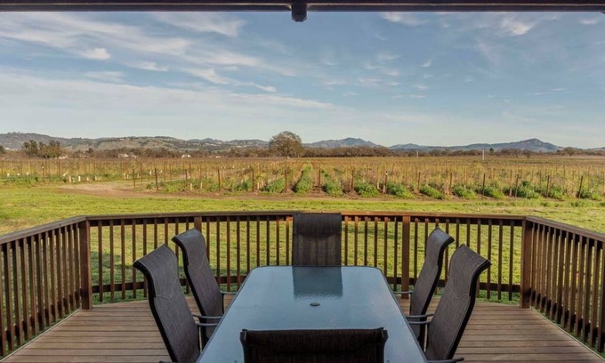 Santa Rosa House | Cozy Vineyard Cottage in Russian River Wine Country
